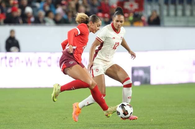 Schweiz - Kanada Alayah Pilgrim gegen Jade Rose 24.10.2025 Swissporarena Luzern, SCHWEIZ, Saison 2025 2026 Frauen Fussball Laenderspiel Nationalmannschaft Schweiz - Kanada Alayah Pilgrim (Schweiz) gegen Jade Rose (Kanada)