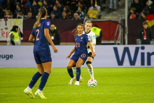 24.10.2025, xgrfx, Fussball UEFA Womens Nations League 1 2 Finale, Deutschland - Frankreich v.l. Delphine Cascarino (Frankreich), Franziska Kett (Deutsche Frauennationalmannschaft) (DFL DFB REGULATIONS PROHIBIT ANY USE OF PHOTOGRAPHS as IMAGE SEQUENCES and or QUASI-VIDEO) Düsseldorf