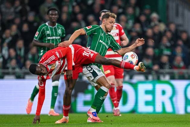 1. Bundesliga: SV Werder Bremen - Union Berlin am 24.10.2025 im Weserstadion in Bremen Ilyas Ansah (Berlin) im Zweikampf gegen Senne Lynen (Bremen)