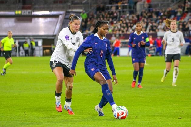 24.10.2025, xgrfx, Fussball UEFA Womens Nations League 1 2 Finale, Deutschland - Frankreich v.l. Carlotta Wamser (Deutsche Frauennationalmannschaft), Oriane Jean-Francois (Frankreich) (DFL DFB REGULATIONS PROHIBIT ANY USE OF PHOTOGRAPHS as IMAGE SEQUENCES and or QUASI-VIDEO) Düsseldorf