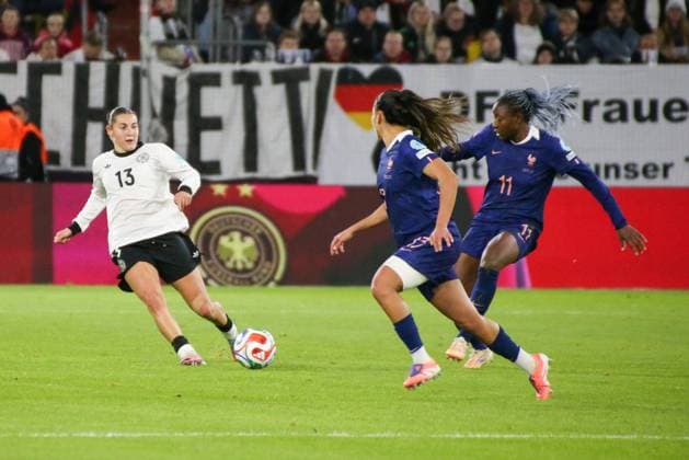 24.10.2025, xgrfx, Fussball UEFA Womens Nations League 1 2 Finale, Deutschland - Frankreich v.l. Carlotta Wamser (Deutsche Frauennationalmannschaft), Kadidiatou Diani (Frankreich) (DFL DFB REGULATIONS PROHIBIT ANY USE OF PHOTOGRAPHS as IMAGE SEQUENCES and or QUASI-VIDEO) Düsseldorf