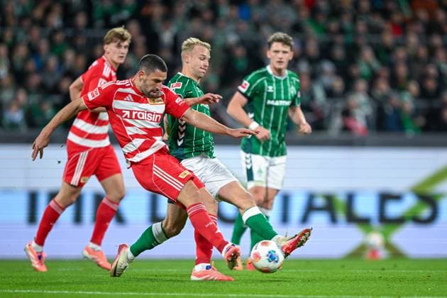 1. Bundesliga: SV Werder Bremen - Union Berlin am 24.10.2025 im Weserstadion in Bremen Amos Pieper (Bremen) im Zweikampf gegen Rani Khedira (Berlin)