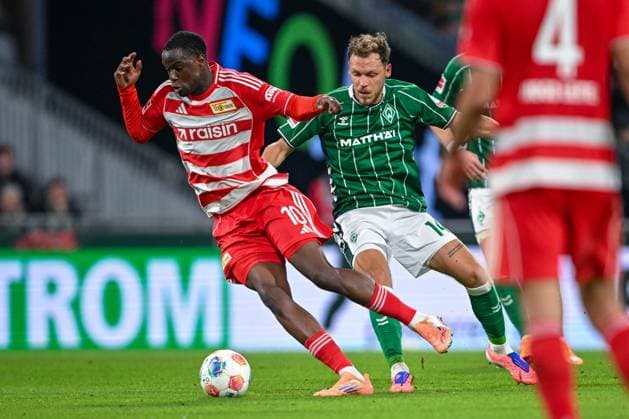 1. Bundesliga: SV Werder Bremen - Union Berlin am 24.10.2025 im Weserstadion in Bremen Ilyas Ansah (Berlin) im Zweikampf gegen Senne Lynen (Bremen)