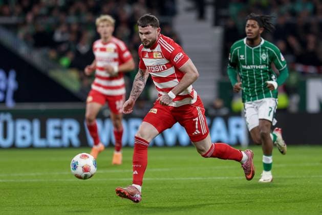 Oliver Burke (1. FC Union Berlin, 7) am Ball, Einzelbild, Ganzkörper, Aktion, Action, Spielszene, DIE DFL-RICHTLINIEN UNTERSAGEN JEGLICHE NUTZUNG VON FOTOS ALS SEQUENZBILDER UND ODER VIDEOA?HNLICHE FOTOSTRECKEN. DFL REGULATIONS PROHIBIT ANY USE OF PHOTOGRAPHS AS IMAGE SEQUENCES AND OR QUASI-VIDEO., 24.10.2025, Bremen (Deutschland), Fussball, Bundesliga, SV Werder Bremen - 1. FC Union Berlin
