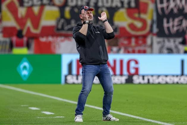 Steffen Baumgart (Trainer, 1. FC Union Berlin) ärgert sich über eine vergebene Torchance, Chance, Möglichkeit, unzufrieden, enttäuscht, Enttäuschung, Freisteller, Einzelbild, Ganzkörper, Aktion, Action, Spielszene, DIE DFL-RICHTLINIEN UNTERSAGEN JEGLICHE NUTZUNG VON FOTOS ALS SEQUENZBILDER UND ODER VIDEOA?HNLICHE FOTOSTRECKEN. DFL REGULATIONS PROHIBIT ANY USE OF PHOTOGRAPHS AS IMAGE SEQUENCES AND OR QUASI-VIDEO., 24.10.2025, Bremen (Deutschland), Fussball, Bundesliga, SV Werder Bremen - 1. FC Union Berlin