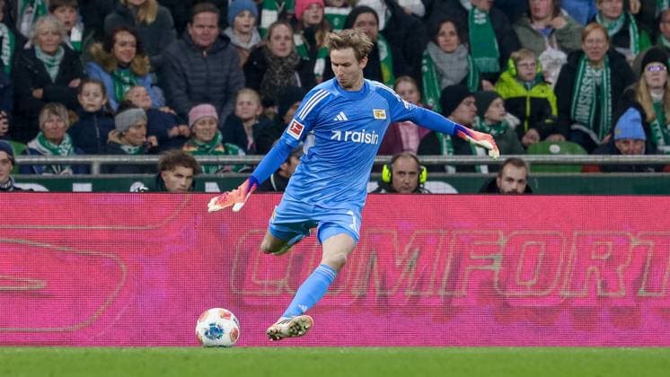 Frederik Rönnow (Torwart, 1. FC Union Berlin, 1) am Ball, Freisteller, Einzelbild, Ganzkörper, Aktion, Action, Spielszene, DIE DFL-RICHTLINIEN UNTERSAGEN JEGLICHE NUTZUNG VON FOTOS ALS SEQUENZBILDER UND ODER VIDEOA?HNLICHE FOTOSTRECKEN. DFL REGULATIONS PROHIBIT ANY USE OF PHOTOGRAPHS AS IMAGE SEQUENCES AND OR QUASI-VIDEO., 24.10.2025, Bremen (Deutschland), Fussball, Bundesliga, SV Werder Bremen - 1. FC Union Berlin