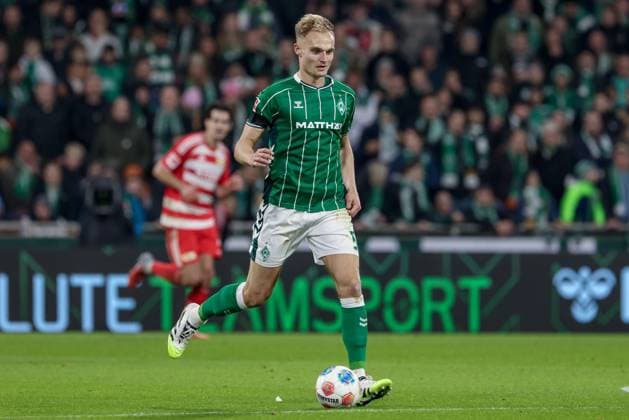 Amos Pieper (SV Werder Bremen, 5) am Ball, Einzelbild, Ganzkörper, Aktion, Action, Spielszene, DIE DFL-RICHTLINIEN UNTERSAGEN JEGLICHE NUTZUNG VON FOTOS ALS SEQUENZBILDER UND ODER VIDEOA?HNLICHE FOTOSTRECKEN. DFL REGULATIONS PROHIBIT ANY USE OF PHOTOGRAPHS AS IMAGE SEQUENCES AND OR QUASI-VIDEO., 24.10.2025, Bremen (Deutschland), Fussball, Bundesliga, SV Werder Bremen - 1. FC Union Berlin