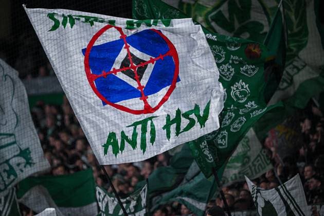 1. Bundesliga: SV Werder Bremen - Union Berlin am 24.10.2025 im Weserstadion in Bremen Fans des SV Werder Bremen mit einer Fahne Siktir Lan, Anti HSV