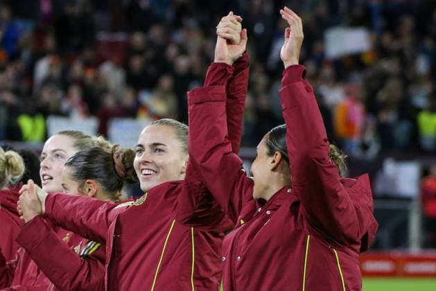 24.10.2025, xgrfx, Fussball UEFA Womens Nations League 1 2 Finale, Deutschland - Frankreich v.l. Laura Freigang, Bibiane Schulze Solano (Deutsche Frauennationalmannschaft) (DFL DFB REGULATIONS PROHIBIT ANY USE OF PHOTOGRAPHS as IMAGE SEQUENCES and or QUASI-VIDEO) Düsseldorf