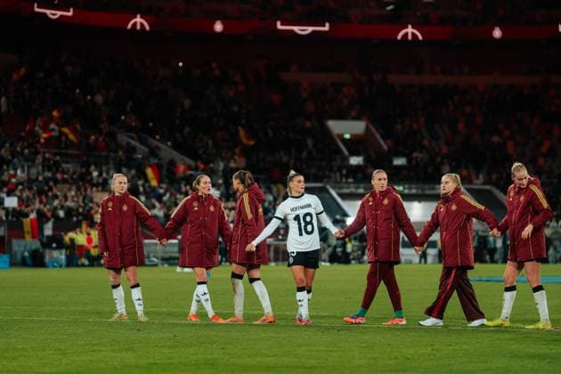 24.10.25, Frauen, Fussball, UEFA Womens Nations League, Halbfinale, Saison 2025, Deutschland - Frankreich Selina Cerci ( 15 - Deutschland) trägt das Trikot von Giovanna Hoffmann beim Jubel vor den Fans nach dem Sieg gegen Frankreich Düsseldorf MERKUR SPIEL-ARENA NRW Deutschland