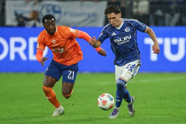 2. Bundesliga - FC Schalke 04 - SV Darmstadt 98 am 24.10.2025 in der Veltins-Arena auf Schalke Soufiane El Faouzi (Schalke 23) gegen Merveille Papela (Darmstadt 21)