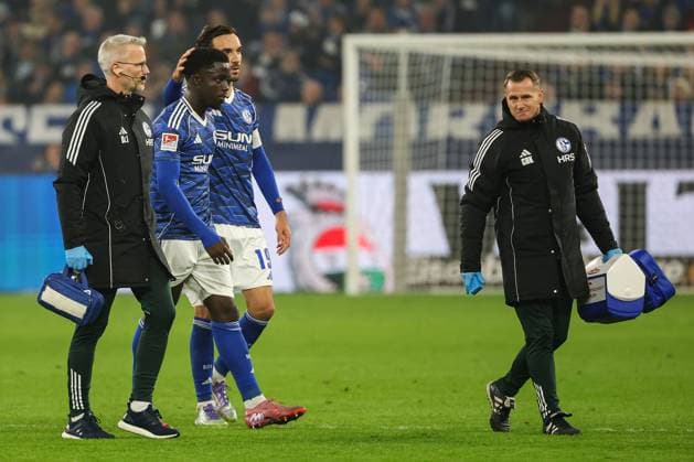 2. Bundesliga - FC Schalke 04 - SV Darmstadt 98 am 24.10.2025 in der Veltins-Arena auf Schalke Christian Gomis (Schalke 7) wird verletzt ausgewechselt