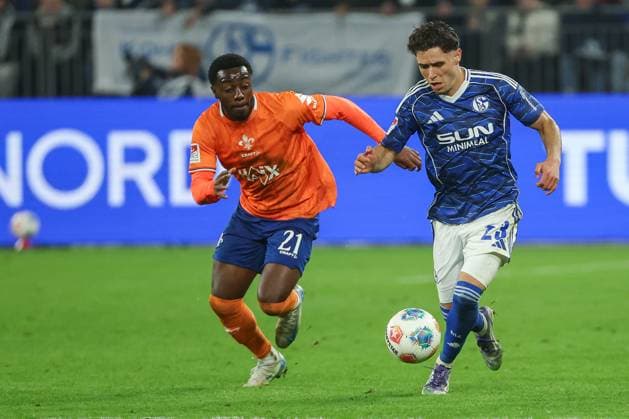 2. Bundesliga - FC Schalke 04 - SV Darmstadt 98 am 24.10.2025 in der Veltins-Arena auf Schalke Soufiane El Faouzi (Schalke 23) gegen Merveille Papela (Darmstadt 21)