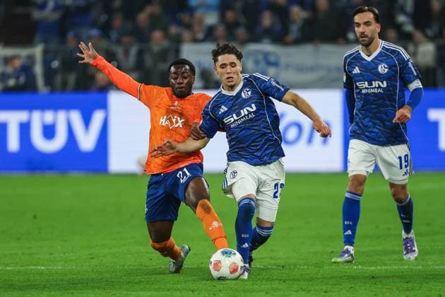 2. Bundesliga - FC Schalke 04 - SV Darmstadt 98 am 24.10.2025 in der Veltins-Arena auf Schalke Soufiane El Faouzi (Schalke 23) gegen Merveille Papela (Darmstadt 21)