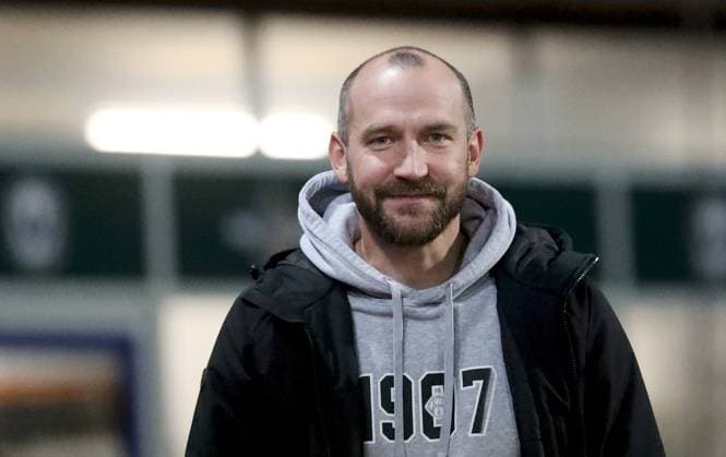 24.10.2025, xfsx, Herren, Fussball, Saison 2025 2026, Regionalliga Bayern, 15. Spieltag: SV Wacker Bughausen - FC Wuerzburger Kickers v.li.: Sportdirektor Sebastian Neumann (FC Wuerzburger Kickers), Einzelbild Burghausen Wacker-Arena Bayern Deutschland