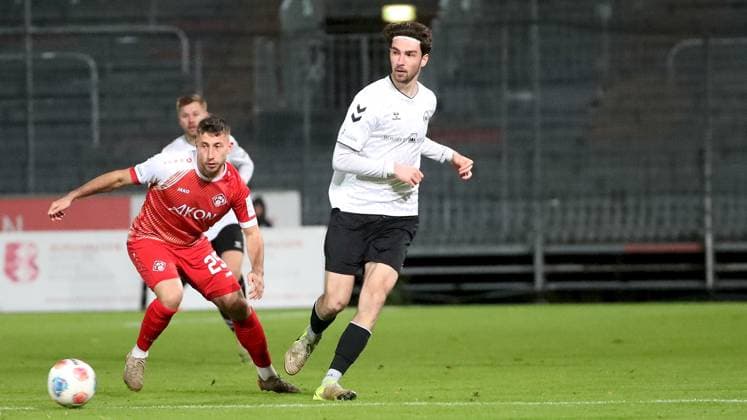24.10.2025, xfsx, Herren, Fussball, Saison 2025 2026, Regionalliga Bayern, 15. Spieltag: SV Wacker Bughausen - FC Wuerzburger Kickers v.li.: Dominik Meisel (FC Wuerzburger Kickers), Moritz Bangerter (SV Wacker Burghausen) Burghausen Wacker-Arena Bayern Deutschland