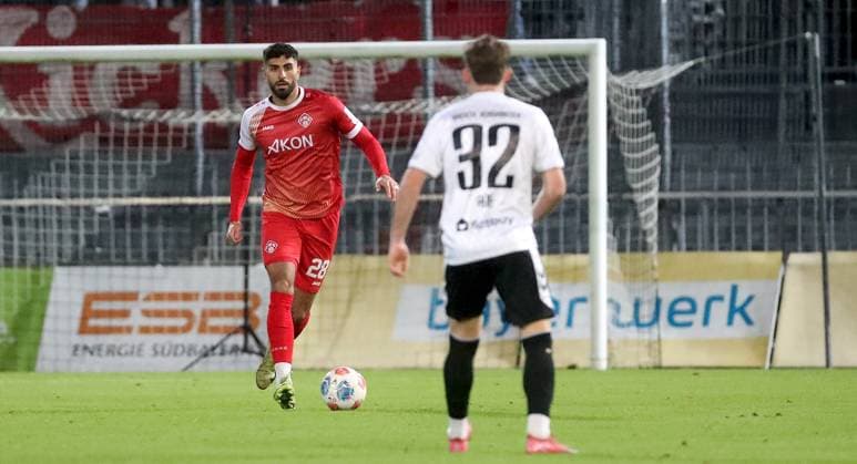 24.10.2025, xfsx, Herren, Fussball, Saison 2025 2026, Regionalliga Bayern, 15. Spieltag: SV Wacker Bughausen - FC Wuerzburger Kickers v.li.: Ebrahim Fahrahnak (FC Wuerzburger Kickers), Denis Ade (SV Wacker Burghausen) Burghausen Wacker-Arena Bayern Deutschland