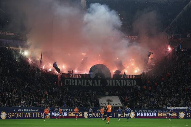 2. Bundesliga - FC Schalke 04 - SV Darmstadt 98 am 24.10.2025 in der Veltins-Arena auf Schalke Die Darmstadt Fans zünden im Gästeblock Pyrotechnik