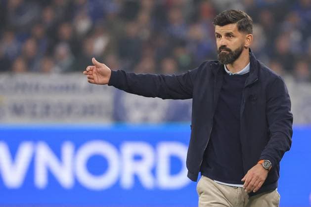 2. Bundesliga - FC Schalke 04 - SV Darmstadt 98 am 24.10.2025 in der Veltins-Arena auf Schalke Trainer Miron Muslic (Schalke) gestikuliert
