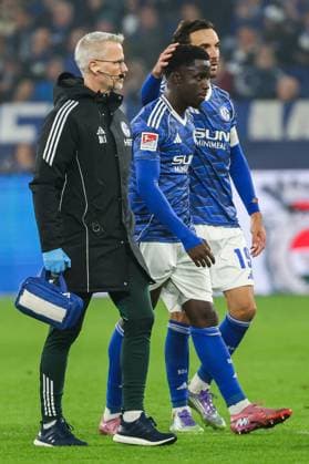2. Bundesliga - FC Schalke 04 - SV Darmstadt 98 am 24.10.2025 in der Veltins-Arena auf Schalke Christian Gomis (Schalke 7) wird verletzt ausgewechselt