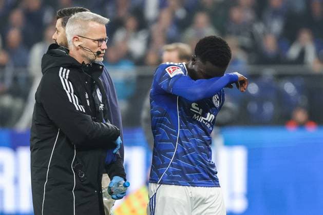 2. Bundesliga - FC Schalke 04 - SV Darmstadt 98 am 24.10.2025 in der Veltins-Arena auf Schalke Christian Gomis (Schalke 7) ist verletzt und wird ausgewechselt
