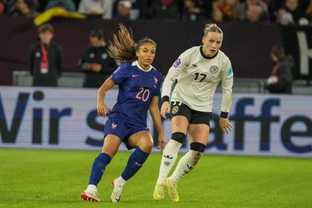 Düsseldorf, Deutschland 24. Oktober 2025: UEFA Nations League Women - 2025 2026 - Deutschland vs. Frankreich Im Bild: v.li. Delphine Cascarino (Frankreich) und Franziska Kett (Deutschland) Merkur-Spiel-Arena Nordrhein Westfalen Copyright: xFotostandx xFantinix