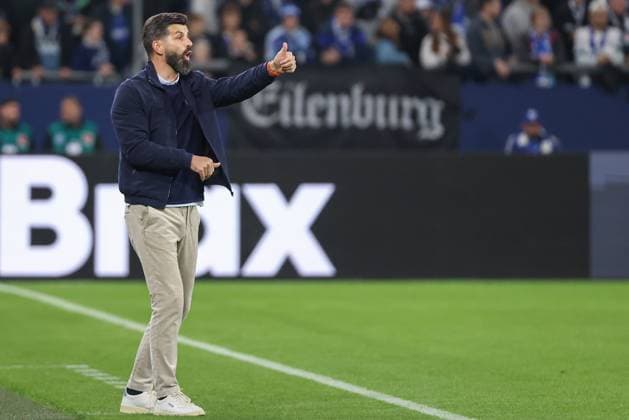 2. Bundesliga - FC Schalke 04 - SV Darmstadt 98 am 24.10.2025 in der Veltins-Arena auf Schalke Trainer Miron Muslic (Schalke) ist zufrieden
