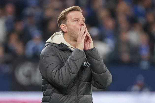 2. Bundesliga - FC Schalke 04 - SV Darmstadt 98 am 24.10.2025 in der Veltins-Arena auf Schalke Trainer Miron Muslic (Schalke) gestikuliert
