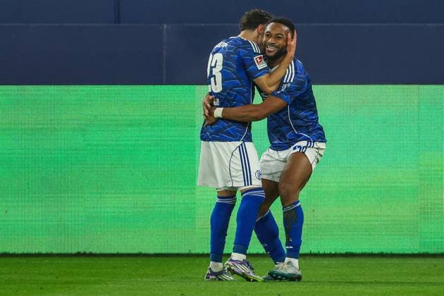 2. Bundesliga - FC Schalke 04 - SV Darmstadt 98 am 24.10.2025 in der Veltins-Arena auf Schalke Jubel, Torjubel, Torschuetze, Torschütze Moussa Sylla (Schalke 9) jubelt nach seinem Tor zum 1 zu 0 mit Soufiane El Faouzi (Schalke 23)