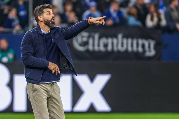 2. Bundesliga - FC Schalke 04 - SV Darmstadt 98 am 24.10.2025 in der Veltins-Arena auf Schalke Trainer Miron Muslic (Schalke) gestikuliert