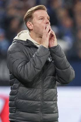 2. Bundesliga - FC Schalke 04 - SV Darmstadt 98 am 24.10.2025 in der Veltins-Arena auf Schalke Trainer Miron Muslic (Schalke) gestikuliert
