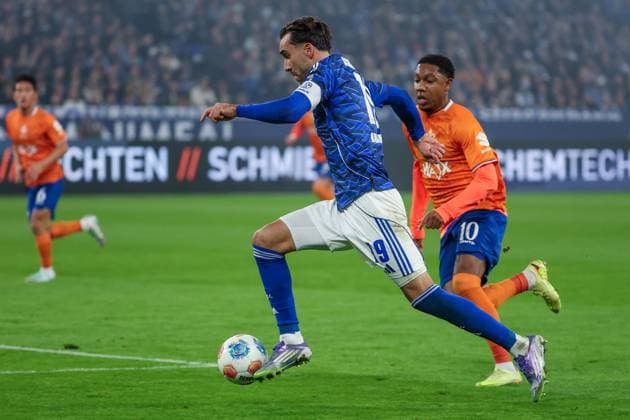 2. Bundesliga - FC Schalke 04 - SV Darmstadt 98 am 24.10.2025 in der Veltins-Arena auf Schalke Kenan Karaman (Schalke 19) gegen Jean Paul Boetius (Darmstadt 10)
