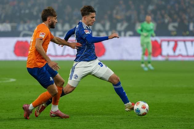 2. Bundesliga - FC Schalke 04 - SV Darmstadt 98 am 24.10.2025 in der Veltins-Arena auf Schalke Vitalie Becker (Schalke 33) gegen Killian Corredor (Darmstadt 34)
