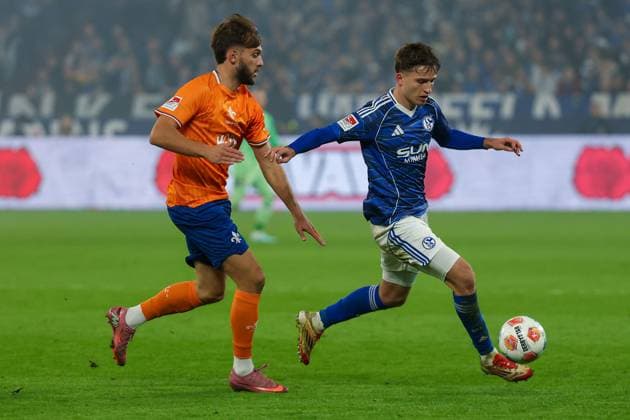 2. Bundesliga - FC Schalke 04 - SV Darmstadt 98 am 24.10.2025 in der Veltins-Arena auf Schalke Vitalie Becker (Schalke 33) gegen Killian Corredor (Darmstadt 34)