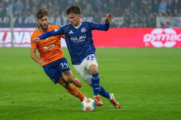 2. Bundesliga - FC Schalke 04 - SV Darmstadt 98 am 24.10.2025 in der Veltins-Arena auf Schalke Vitalie Becker (Schalke 33) gegen Killian Corredor (Darmstadt 34)