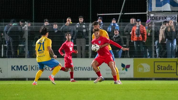 Fußball, Herren, Saison 2025 2026, Regionalliga Nordost, 13. Spieltag, FSV 63 Luckenwalde vs. SV Babelsberg 03, Freitag 24.10.2025, Werner-Seelenbinder-Stadion Luckenwalde, Im Bild: Luis Müller (l. Blsberg) und Quentin Seidel (r. Luckenwalde) Brandenburg Deutschland