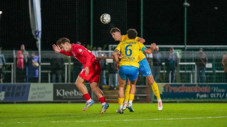 Fußball, Herren, Saison 2025 2026, Regionalliga Nordost, 13. Spieltag, FSV 63 Luckenwalde vs. SV Babelsberg 03, Freitag 24.10.2025, Werner-Seelenbinder-Stadion Luckenwalde, Im Bild: v.l. Luis Müller (Babelsberg), Andreas Pollasch (Luckenwalde) und Quentin Seidel (Luckenwalde) Brandenburg Deutschland