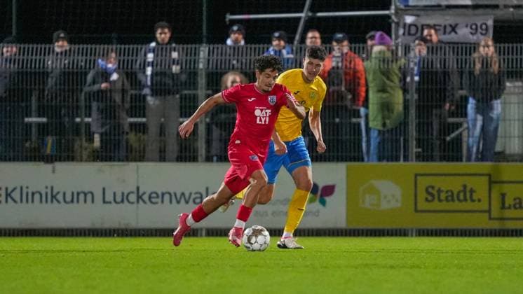 Fußball, Herren, Saison 2025 2026, Regionalliga Nordost, 13. Spieltag, FSV 63 Luckenwalde vs. SV Babelsberg 03, Freitag 24.10.2025, Werner-Seelenbinder-Stadion Luckenwalde, Im Bild: Maurice Covic (l. Babelsberg) und Quentin Seidel (r. Luckenwalde) Brandenburg Deutschland