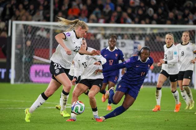 Düsseldorf, Deutschland 24. Oktober 2025: UEFA Nations League Women - 2025 2026 - Deutschland vs. Frankreich Im Bild: v.li. im Zweikampf Camilla Küver Kuever (Deutschland), Carlotta Wamser (Deutschland) und Kadidiatou Diani (Frankreich) Merkur-Spiel-Arena Nordrhein Westfalen Copyright: xFotostandx xFantinix