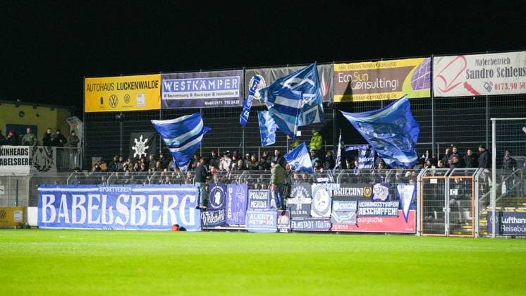Fußball, Herren, Saison 2025 2026, Regionalliga Nordost, 13. Spieltag, FSV 63 Luckenwalde vs. SV Babelsberg 03, Freitag 24.10.2025, Werner-Seelenbinder-Stadion Luckenwalde, Im Bild: Die Fans des SV Babelsberg 03. Brandenburg Deutschland