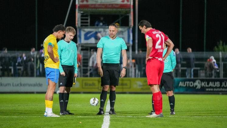 Fußball, Herren, Saison 2025 2026, Regionalliga Nordost, 13. Spieltag, FSV 63 Luckenwalde vs. SV Babelsberg 03, Freitag 24.10.2025, Werner-Seelenbinder-Stadion Luckenwalde, Im Bild: Die Seitenwahl bei Schiedsrichter Henry Müller. Brandenburg Deutschland
