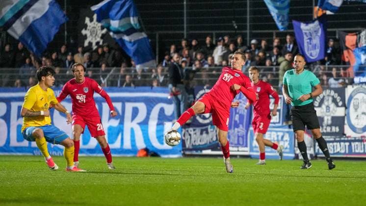 Fußball, Herren, Saison 2025 2026, Regionalliga Nordost, 13. Spieltag, FSV 63 Luckenwalde vs. SV Babelsberg 03, Freitag 24.10.2025, Werner-Seelenbinder-Stadion Luckenwalde, Im Bild: Nils Schätzle (Babelsberg) Brandenburg Deutschland
