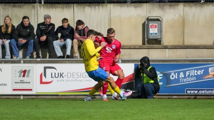Fußball, Herren, Saison 2025 2026, Regionalliga Nordost, 13. Spieltag, FSV 63 Luckenwalde vs. SV Babelsberg 03, Freitag 24.10.2025, Werner-Seelenbinder-Stadion Luckenwalde, Im Bild: Mike Bachmann (l. Luckenwalde) und Gordon Büch (r. Babelsberg) Brandenburg Deutschland