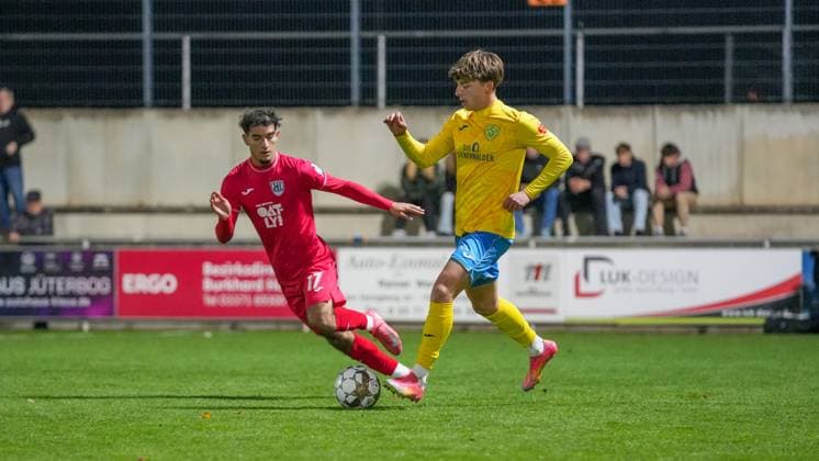 Fußball, Herren, Saison 2025 2026, Regionalliga Nordost, 13. Spieltag, FSV 63 Luckenwalde vs. SV Babelsberg 03, Freitag 24.10.2025, Werner-Seelenbinder-Stadion Luckenwalde, Im Bild: George Didoss (l. Babelsberg) und Tim Schleinitz (r. Luckenwalde) Brandenburg Deutschland