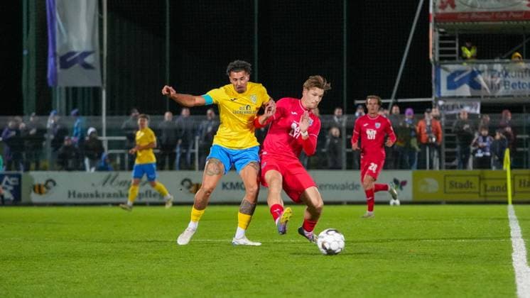 Fußball, Herren, Saison 2025 2026, Regionalliga Nordost, 13. Spieltag, FSV 63 Luckenwalde vs. SV Babelsberg 03, Freitag 24.10.2025, Werner-Seelenbinder-Stadion Luckenwalde, Im Bild: Andreas Pollasch (l. Luckenwalde) und Luis Müller (r. Babelsberg) Brandenburg Deutschland