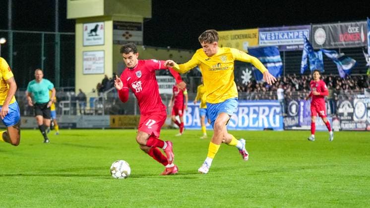 Fußball, Herren, Saison 2025 2026, Regionalliga Nordost, 13. Spieltag, FSV 63 Luckenwalde vs. SV Babelsberg 03, Freitag 24.10.2025, Werner-Seelenbinder-Stadion Luckenwalde, Im Bild: George Didoss (l. Babelsberg) und Mike Bachmann (r. Luckenwalde) Brandenburg Deutschland
