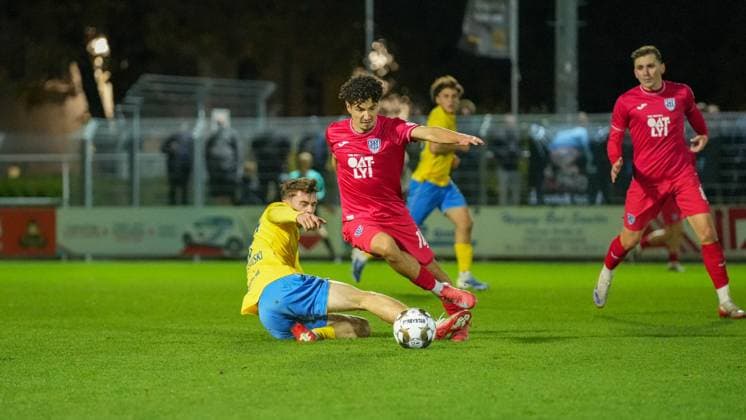 Fußball, Herren, Saison 2025 2026, Regionalliga Nordost, 13. Spieltag, FSV 63 Luckenwalde vs. SV Babelsberg 03, Freitag 24.10.2025, Werner-Seelenbinder-Stadion Luckenwalde, Im Bild: Tim Maciejewski (l. Luckenwalde) und Maurice Covic (r. Babelsberg) Brandenburg Deutschland