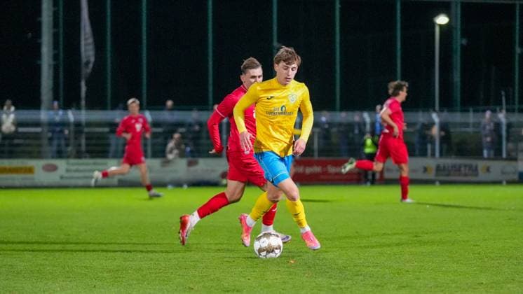 Fußball, Herren, Saison 2025 2026, Regionalliga Nordost, 13. Spieltag, FSV 63 Luckenwalde vs. SV Babelsberg 03, Freitag 24.10.2025, Werner-Seelenbinder-Stadion Luckenwalde, Im Bild: Tim Schleinitz (Luckenwalde) Brandenburg Deutschland