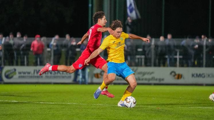 Fußball, Herren, Saison 2025 2026, Regionalliga Nordost, 13. Spieltag, FSV 63 Luckenwalde vs. SV Babelsberg 03, Freitag 24.10.2025, Werner-Seelenbinder-Stadion Luckenwalde, Im Bild: Maurice Covic (l. babelsberg) und Max Hathaway (r. Luckenwalde) Brandenburg Deutschland