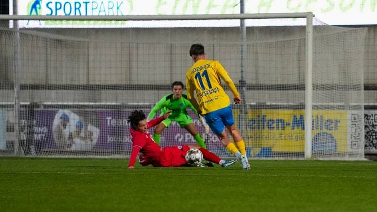 Fußball, Herren, Saison 2025 2026, Regionalliga Nordost, 13. Spieltag, FSV 63 Luckenwalde vs. SV Babelsberg 03, Freitag 24.10.2025, Werner-Seelenbinder-Stadion Luckenwalde, Im Bild: Leon Bürger (l. Babelsberg) und Mike Bachmann (r. Luckenwalde) Brandenburg Deutschland